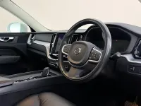 Used Volvo XC60 Momentum 250 HP (183 kW) 2021 White SUV