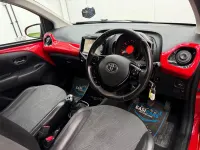 Usado Toyota Aygo x-press 68 CV (50 kW) 2016 Rojo Utilitario