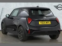 Begagnad Mini Cooper Hatch 113 kW (154 HK) 2025 Svart Halvkombi