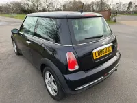 Usado Mini ONE Hatch 90 CV (66 kW) 2006 Negro Utilitario