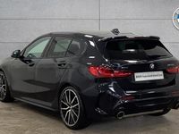 Begagnad BMW M135 Shadowline 302 HK (222 kW) 2022 Svart Halvkombi