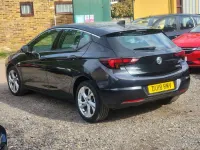 Begagnad Vauxhall Astra SRi 105 HK (77 kW) 2018 Svart Halvkombi