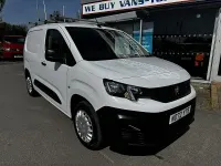 Begagnad Peugeot Partner Premium 102 HK (75 kW) 2022 Vit Minibuss