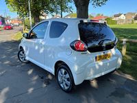 Begagnad Toyota Aygo 68 HK (50 kW) 2013 Vit Halvkombi
