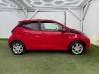 Usado Toyota Aygo x-press 68 CV (50 kW) 2016 Rojo Utilitario