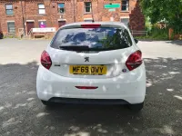 Used Peugeot 208 2019 White Hatchback