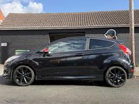 Usado Ford Fiesta Zetec 140 HP (102 kW) 2016 Preto Citadino
