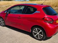 Used Peugeot 208 Allure 2016 Metallic red Hatchback