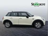 Usado Mini Cooper Classic 134 HP (98 kW) 2020 Branco Citadino