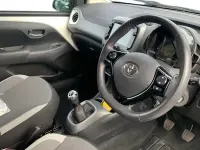 Usado Toyota Aygo Trend 72 CV (52 kW) 2021 Blanco Utilitario