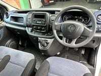 Used Vauxhall Vivaro 115 HP (84 kW) 2015 White MPV