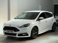 Używany Ford Focus ST 185 KM (136 kW) 2016 Biały Hatchback