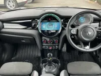 Usado Mini Cooper Hatch 136 HP (100 kW) 2022 Cinzento Citadino