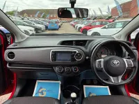 Begagnad Toyota Yaris SR 101 HK (74 kW) 2012 Röd Halvkombi