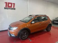 Usado Dacia Sandero Stepway 90 CV (66 kW) 2017 Naranja Utilitario