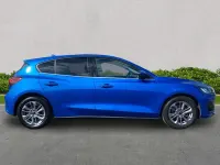Begagnad Ford Focus Titanium 2022 Blå Halvkombi