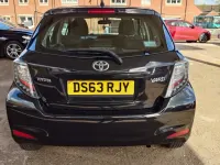 Begagnad Toyota Yaris 69 HK (50 kW) 2014 Svart Halvkombi