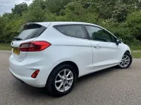 Begagnad Ford Fiesta Zetec 2018 Vit Halvkombi
