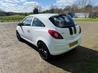 Used Vauxhall Corsa 85 HP (62 kW) 2014 White Hatchback