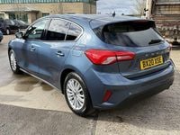 Begagnad Ford Focus Titanium 125 HK (91 kW) 2020 Blå Halvkombi
