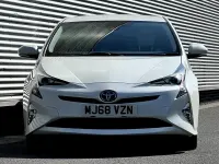 Used Toyota Prius 122 HP (89 kW) 2018 White Hatchback