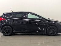 Begagnad Ford Focus Zetec 120 HK (88 kW) 2017 Svart Halvkombi