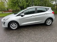 Usado Ford Fiesta Zetec 85 CV (62 kW) 2018 Plateado Utilitario