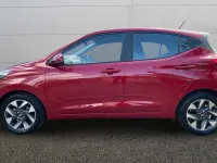 Begagnad Hyundai i10 Advanced 63 HK (46 kW) 2025 Röd Halvkombi