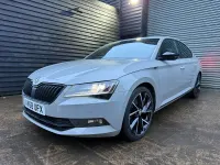 Usado Skoda Superb SportLine 150 CV (110 kW) 2018 Gris Utilitario