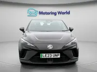 Begagnad MG MG4 EV SE 319 kW (435 HK) 2023 Svart Halvkombi
