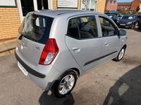 Usado Hyundai i10 Comfort 2010 Prateado Citadino