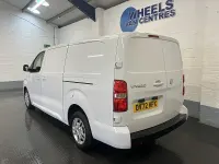 Second-hand Vauxhall Vivaro Sportive 100 CP (73 kW) 2022 Alb Monovolum