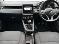 Used Renault Clio V Iconic 90 HP (66 kW) 2022 White Hatchback