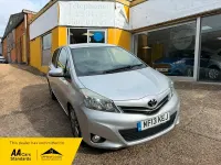 Używany Toyota Yaris SR 99 KM (72 kW) 2013 Srebrny Hatchback