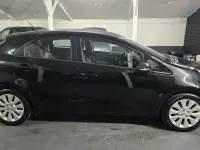 Begagnad Kia Rio 2015 Svart Halvkombi