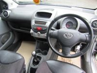 Usado Toyota Aygo Platinum 67 HP (49 kW) 2010 Prateado Citadino