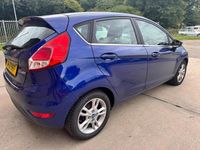 Usado Ford Fiesta Zetec 82 HP (60 kW) 2016 Azul Citadino