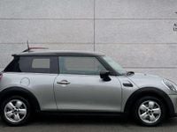 Usado Mini Cooper Classic 134 HP (98 kW) 2024 Prateado Citadino