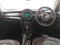 Begagnad Mini Cooper Classic 136 HK (100 kW) 2019 Röd Halvkombi