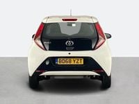 Used Toyota Aygo X-play 72 HP (52 kW) 2019 White Hatchback