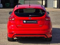 Used Ford Focus Zetec 125 HP (91 kW) 2015 Red Hatchback