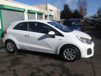 Begagnad Kia Rio 84 HK (61 kW) 2015 Vit Halvkombi