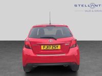 Begagnad Toyota Yaris 69 HK (50 kW) 2016 Röd Halvkombi