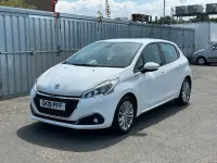 Used Peugeot 208 Signature Sky 82 HP (60 kW) 2019 White Hatchback