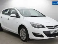 Used Vauxhall Astra Excite 200 HP (147 kW) 2016 White Hatchback