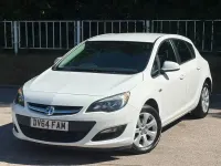 Used Vauxhall Astra Design Edition 2014 White Hatchback