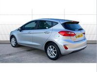 Usado Ford Fiesta Zetec 101 HP (74 kW) 2018 Prateado Citadino