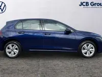 Begagnad VW Golf VIII Life 115 HK (84 kW) 2022 Blå Halvkombi
