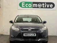 Usado Ford Focus Zetec 125 HP (91 kW) 2014 Cinzento Citadino