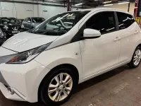 Usado Toyota Aygo X-pure 69 HP (50 kW) 2016 Branco Citadino